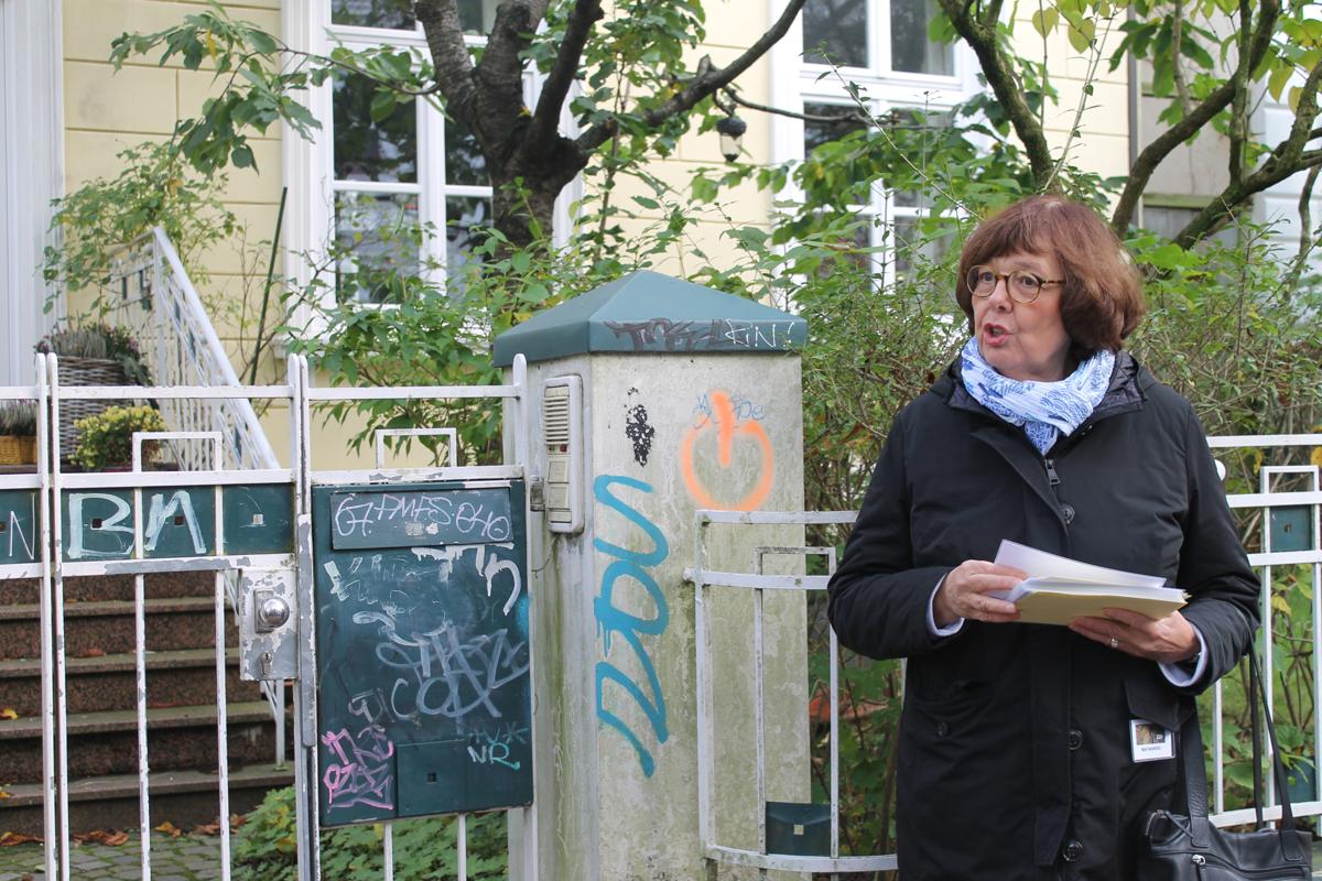 Inge Mandos beim Jiddisch-Stadtrundgang von Alt-Altona bis ins Grindelviertel