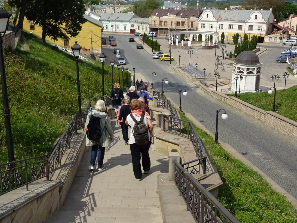 Unter diesen Treppenstufen auf dem Weg zur Unterstadt fand man einige der verschollenen jüdischen Grabsteine...