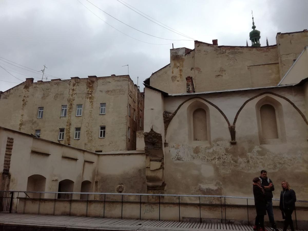 verbliebene Außenwand der Goldenen Rose (Synagoge in der Nähe der Stadtmauer)