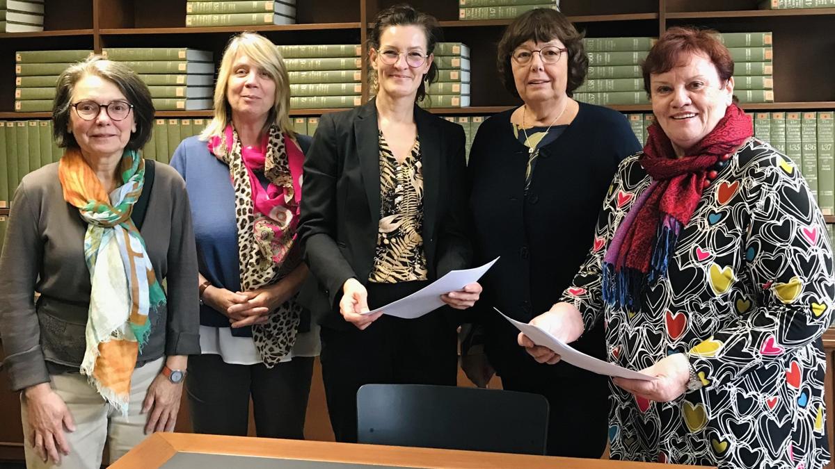 von rechts nach links Renate Gültzow und Inge Mandos, SBG, sowie Dr. Ina Kaulen, Dr. Wiebke von Deylen und Dr. Petra Blödorn-Meyer als Vertreterinnen der Stabi beim Austausch der Depositumsverträge