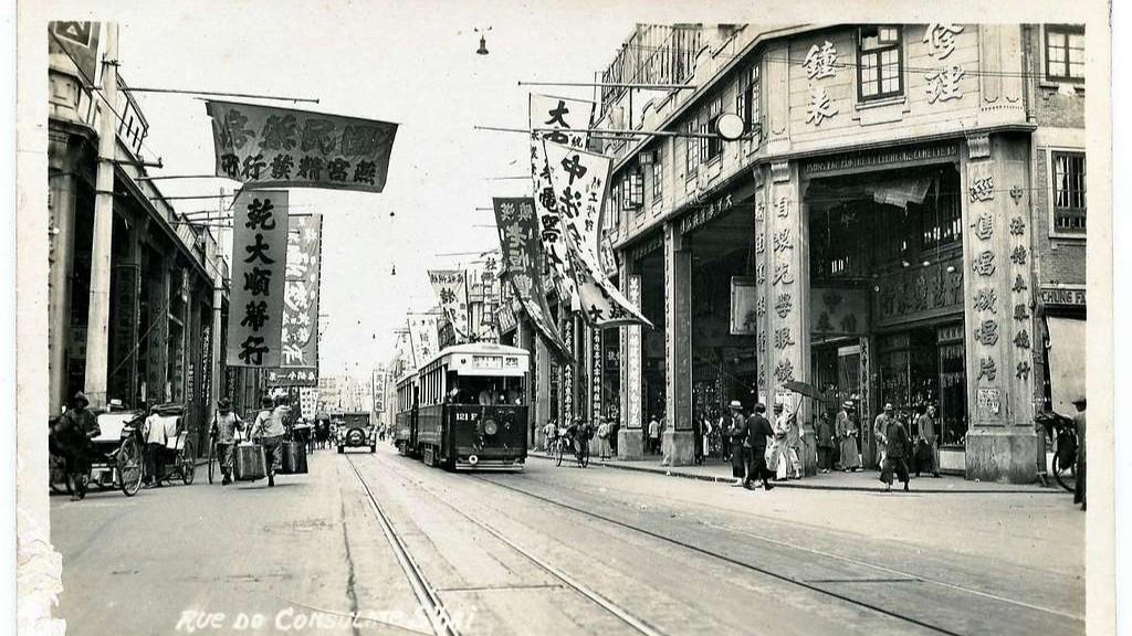 Straßenszene in der Rue du Consulat, heute Jigling Lu, gelegen in der Französischen Konzession Shanghais, vermutlich um 1930 herum, Quelle: https://picryl.com/media/rue-de-consulate-shanghai-acdc3d